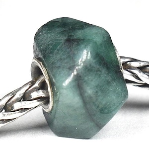 Dije de pepita de esmeralda natural facetada: 13 mm, núcleo de plata, para pulseras europeas