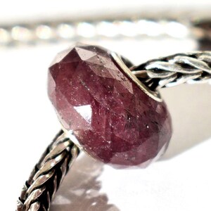 Facettierte Rubin Corundum Perle, 15 mm Edelstein, gefüllt mit Silberkern, passt für europäische Armbänder