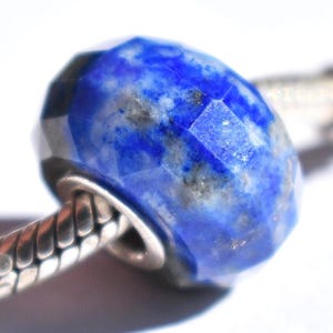 Natürliche Lapislazuli facettierte Charmeperle: 14.6 mm, voller Silberkern, für europäische Armbänder