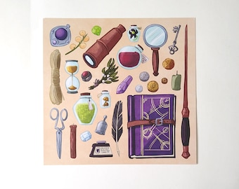 Può includere: Una collezione di oggetti illustrati fantasiosi che includono un telescopio, un libro, una lente d'ingrandimento, una boccetta di pozione, una chiave, una piuma, una bussola, una clessidra, una bacchetta magica e un barattolo di pozione. Gli oggetti sono disposti su uno sfondo beige.