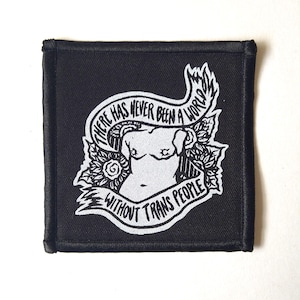 Könnte beinhalten: Schwarzer quadratischer Aufnäher mit einer weißen Illustration eines Torsos und floralen Elementen. Der Aufnäher trägt den Text "THERE HAS NEVER BEEN A WORLD WITHOUT TRANS PEOPLE" in einem Banner.