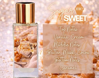 Puede incluir: Un frasco de perfume transparente con tapa dorada, etiquetado "Sugar Me Sweet". La etiqueta presenta "Whipped Cream & Caramel Kisses" y una lista de notas de fragancia: vainilla, crema, mantequilla, almizcle, cacao y caramelo. El fondo es borroso.
