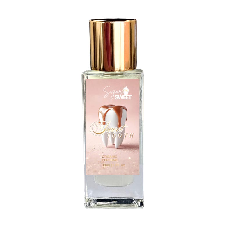 Puede incluir: Botella de perfume rectangular con tap&oacute;n dorado. La etiqueta presenta un diente de dibujos animados con caramelo goteando, las palabras "Sugar the Sweet" y "Sweet Tooth". La botella contiene 30 ml de perfume org&aacute;nico.