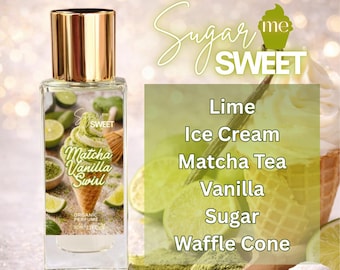 Puede incluir: Un frasco de perfume transparente con tapa dorada, etiquetado "Matcha Vanilla Swirl". La etiqueta presenta un gráfico de cono de helado verde. La imagen incluye una lista de ingredientes: Lima, Helado, Té Matcha, Vainilla, Azúcar y Cono de galleta.