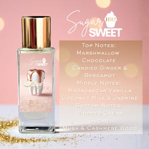 Puede incluir: Botella de perfume rectangular con tap&oacute;n dorado y etiqueta con un diente de dibujos animados con chocolate. La etiqueta incluye el texto "Sugar Me Sweet" y notas de fragancia: Malvavisco, Chocolate, Jengibre confitado y Bergamota.