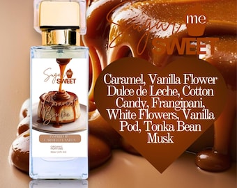Puede incluir: Un frasco de perfume con tapa dorada y etiqueta azul claro. La etiqueta presenta el texto "Sugar Me Sweet" y "Caramel Brulee". El fondo incluye caramelo y una lista en forma de corazón de notas de fragancia.