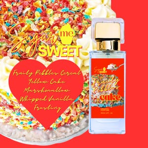 Puede incluir: Un frasco de perfume con tapa dorada y una etiqueta con un dise&ntilde;o de pastel. El pastel est&aacute; decorado con cereales de colores. La imagen tambi&eacute;n incluye un pastel con cobertura de cereales y las palabras "Sugar Me Sweet".