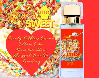 Puede incluir: Un frasco de perfume con tapa dorada y una etiqueta con un diseño de pastel. El pastel está decorado con cereales de colores. La imagen también incluye un pastel con cobertura de cereales y las palabras "Sugar Me Sweet".
