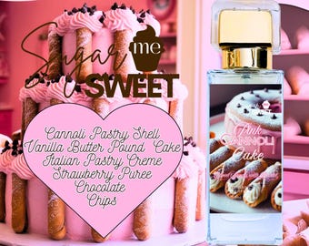 Puede incluir: Un pastel rosa con chispas de chocolate y un frasco de perfume. El pastel tiene una etiqueta en forma de corazón que enumera ingredientes como concha de cannoli y puré de fresa. El frasco de perfume tiene una tapa dorada y una etiqueta que dice "Pink Cannoli Cake".