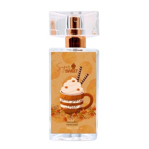 Pu&ograve; includere: Un flacone di profumo in vetro trasparente con un vaporizzatore color oro e un tappo in plastica trasparente. L'etichetta presenta una grafica di un pumpkin spice latte con il testo "Sugar me SWEET" e "Pumpkin Latte". Il flacone contiene 30 ml.