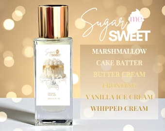 Puede incluir: Un frasco de perfume transparente con tapa dorada y una etiqueta con un diseño de pastel. La etiqueta dice "Sugar Me Sweet" y enumera aromas como malvavisco y helado de vainilla. El frasco contiene 30 ml de perfume orgánico.