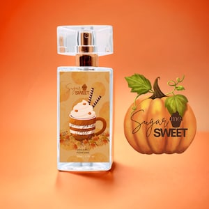Pu&ograve; includere: Un flacone di profumo in vetro trasparente con un vaporizzatore color oro e un'etichetta rettangolare con un'illustrazione di latte alla zucca speziato. L'etichetta recita "Sugar Me Sweet" e "Pumpkin Latte". A destra una grafica di zucca.