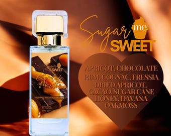 Puede incluir: Botella de perfume rectangular con tapón dorado y etiqueta con la inscripción "Sugar Me Sweet Chocolade Marille". La etiqueta enumera ingredientes como albaricoque, chocolate y ron. El fondo es un degradado marrón y dorado.