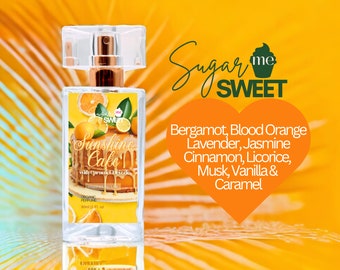Op de afbeelding: Een heldere parfumfles met een rechthoekig etiket met een cake-ontwerp en de woorden "Sunshine Cake". Het etiket bevat ook de tekst "Organic Perfume" en "30ml (1 fl oz)." De achtergrond is geel met de woorden "Sugar me SWEET."