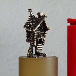 Kleines Souvenir "Hütte auf Händen", lustiges Analogon der berühmten slawischen Hütte auf Hühnerbeinen, symbolischer Geschenk-Witz, original Seltenes OOAK Metallkunstwerk