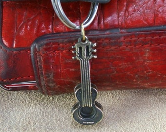 Sleutelhanger gitaar, handgemaakte kleine bronzen hanger, kleine snuisterij voor muzikant en muziekliefhebber, handgemaakte bedel voor ketting, armband of tas