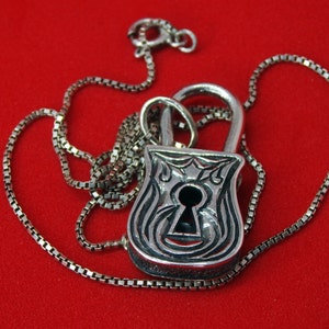 Pendentif en argent « Lock » sur commande, bijoux artisanaux pour fille, âme féminine mystérieuse, toile pour sorcière, amulette pendentif, bijoux faits à la main par l’auteur