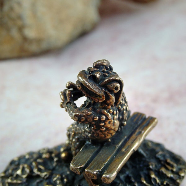 Kleines Souvenir "Dreamy Frog", kleiner Bronze Frosch auf Bank, einzigartige handgemachte Kugel, Andenken von und für Fan, denkwürdiges Geschenk zum Jubiläum