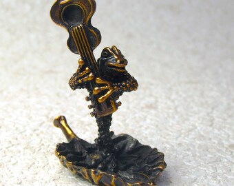 Tiny souvenir Frog-guitarist, bronze animal sculpture, handmade gift for musicians, audiophiles, music school student, OOAK custom souvenir