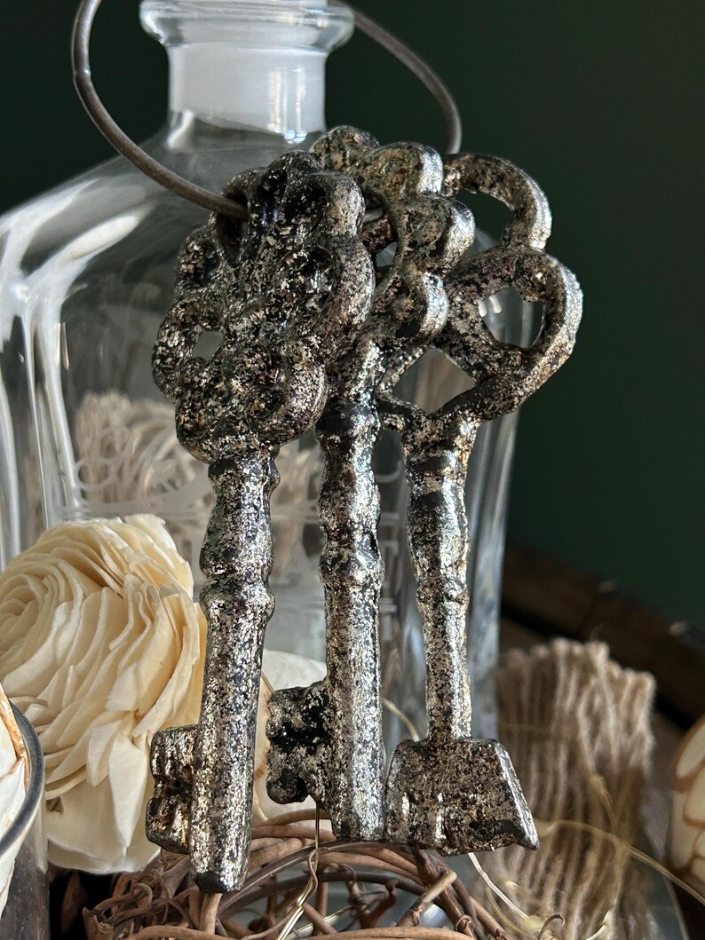 3 Metal Over Sized Design Vintage Style Faux Decorative Keys Ring ...