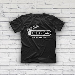 K&ouml;nnte beinhalten: Schwarzes T-Shirt mit einer wei&szlig;en Grafik einer Pistole und dem Text "Bersa You Can Trust".