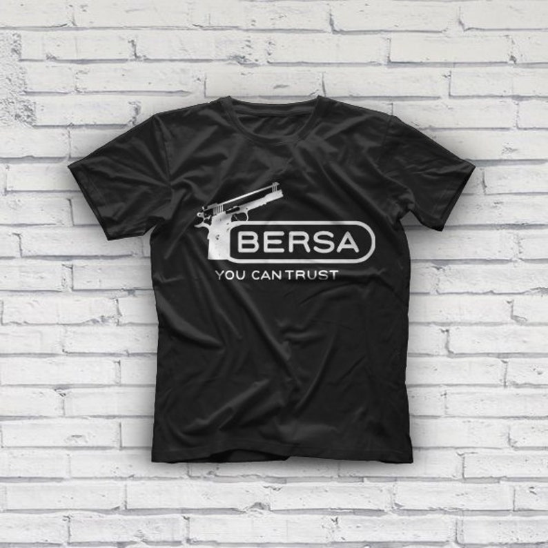 K&ouml;nnte beinhalten: Schwarzes T-Shirt mit einer wei&szlig;en Grafik einer Pistole und dem Text "Bersa You Can Trust".