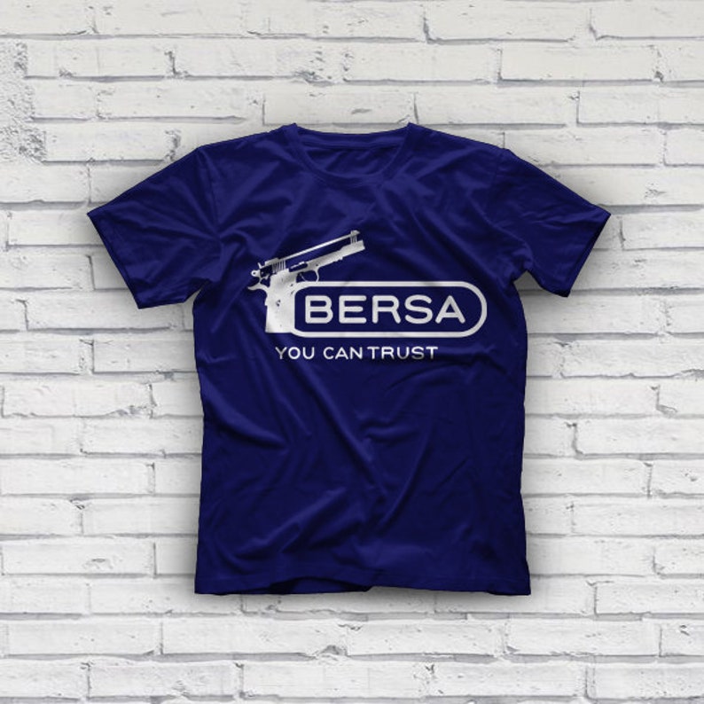 K&ouml;nnte beinhalten: Ein marineblaues T-Shirt mit einer wei&szlig;en Grafik einer Pistole und dem Text "Bersa You Can Trust".