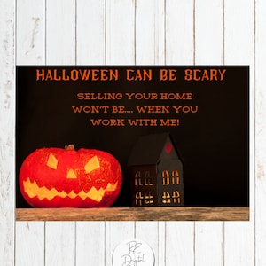 Op de afbeelding: Een Halloween-themabeeld voor vastgoedmarketing met een verlichte jack-o'-lantern en een klein huis. De tekst luidt: "Halloween kan eng zijn. Het verkopen van je huis zal niet... wanneer je met mij samenwerkt!"