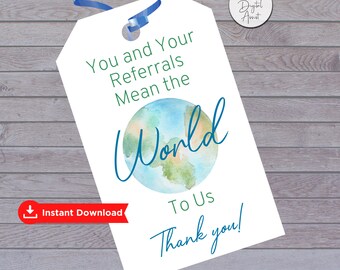 Puede incluir: Una etiqueta blanca con texto azul y una ilustración de acuarela de la Tierra. El texto dice "Tú y tus referencias significan el mundo para nosotros ¡Gracias!"