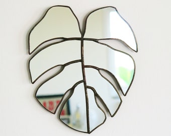 Espelho de parede em formato de folha de Monstera, detalhe em vitral.