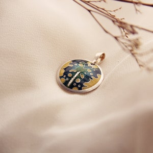 Handmade Green Enamel Cloisonne Pendant, Fine Silver, Necklace, Gift, Green and yellow pendant, Enamel jewelry. 画像 2