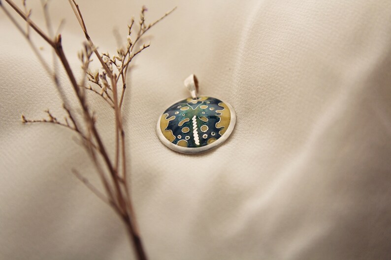 Handmade Green Enamel Cloisonne Pendant, Fine Silver, Necklace, Gift, Green and yellow pendant, Enamel jewelry. 画像 5