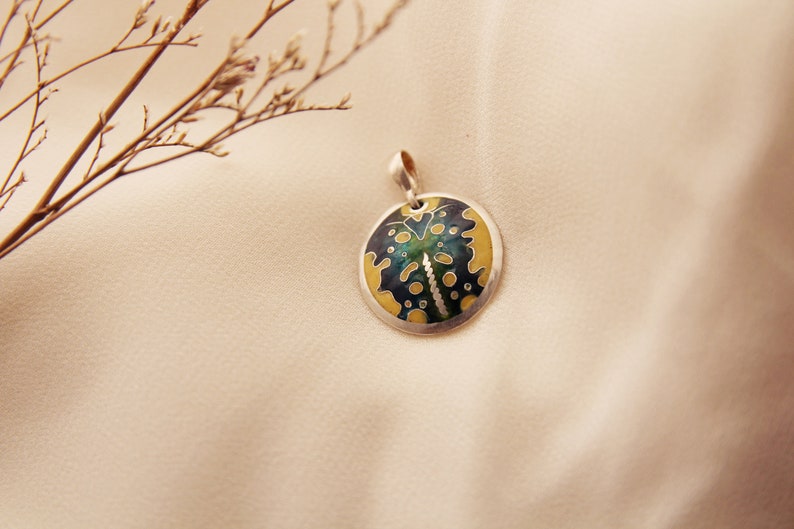 Handmade Green Enamel Cloisonne Pendant, Fine Silver, Necklace, Gift, Green and yellow pendant, Enamel jewelry. 画像 1