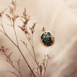 Handmade Green Enamel Cloisonne Pendant, Fine Silver, Necklace, Gift, Green and yellow pendant, Enamel jewelry. 画像 4