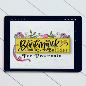 Könnte beinhalten: Ein digitales Tablet zeigt den Text "Bookmark Builder For Procreate" in einer dekorativen Schriftart auf einem gelben Rechteck, mit floralen und Bandakzenten. Das Tablet ist schwarz, vor einer weißen Holzmaserung.