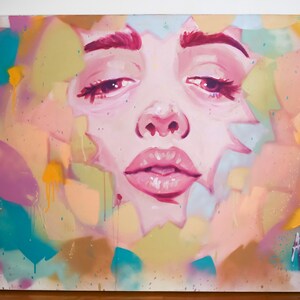 Puede incluir: Una pintura abstracta colorida que presenta un primer plano de la cara de una mujer. La cara est&aacute; pintada en tonos de rosa y blanco, con un efecto de enfoque suave. El fondo es una mezcla vibrante de turquesa, amarillo y rosa.
