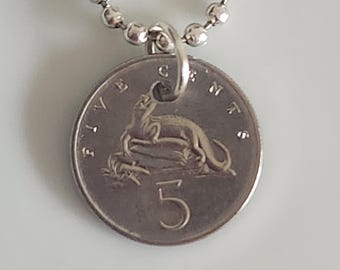 Jamaicanskt 5-centsmynthalsband: Krokodilhänge, sterlingsilverpläterat