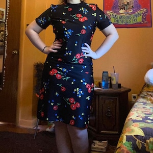 Authentic Vintage 70s Floral Shift Dress!