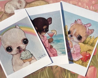 Könnte beinhalten: Drei illustrierte Drucke mit Cartoon-Hunden in verschiedenen Umgebungen. Der erste Druck zeigt einen weißen Hund mit einem Regenbogen dahinter, der Eis isst. Der zweite Druck zeigt einen braunen Hund in einem rosa Gewand, der einen Cocktail hält. Der dritte Druck zeigt einen braunen und weißen Hund in einem rosa Kleid, der einen Donut und einen Apfel hält.