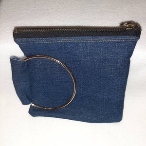 Bolso de mano vaquero con asa redonda dorada
