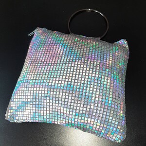 Bolso de mano hecho a mano con lentejuelas plateadas y asa redonda de plata