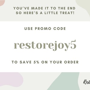 Może przedstawiać: Biała karta z zielonym tekstem, kt&oacute;ry brzmi "YOU'VE MADE IT TO THE END SO HERE'S A LITTLE TREAT!" i "USE PROMO CODE restorejoy5 TO SAVE 5% ON YOUR ORDER". Karta znajduje się na tle pastelowych r&oacute;żowych, zielonych i fioletowych abstrakcyjnych kształt&oacute;w.