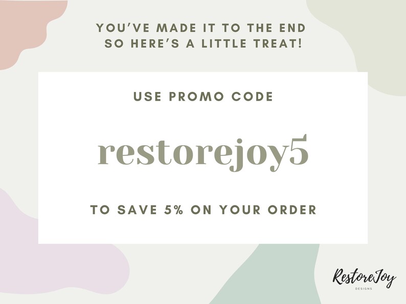 Może przedstawiać: Biała karta z zielonym tekstem, kt&oacute;ry brzmi "YOU'VE MADE IT TO THE END SO HERE'S A LITTLE TREAT!" i "USE PROMO CODE restorejoy5 TO SAVE 5% ON YOUR ORDER". Karta znajduje się na tle pastelowych r&oacute;żowych, zielonych i fioletowych abstrakcyjnych kształt&oacute;w.