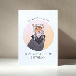 Biglietto d'auguri di compleanno illustrato personalizzato A6 "Daenerys Tigeryan" con personaggio di Animixtures, tigre, drago e regina - Benefici di beneficenza