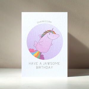 Biglietto d'auguri illustrato personalizzato "Sharkicorn" A6 di Animixtures con personaggio magico, squalo, unicorno e unishark - Benefici di beneficenza