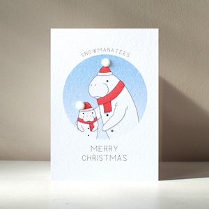 Biglietto d'auguri natalizio personalizzato illustrato "Snowmanatees" in formato A6, con personaggio di pupazzo di neve e lamantino, gioco di parole, Animixtures - Benefici per l'ente benefico