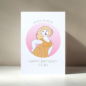 Tarjeta de felicitación de cumpleaños divertida "RuPaular Bear" (A6), dorada, personalizada, ilustrada, con mezclas de animación y oso polar, ideal para una carrera de dragsters. Beneficia a una organización benéfica.