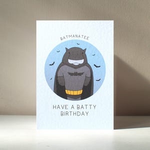 Tarjeta de felicitación de cumpleaños personalizada, tamaño A6, con el personaje de superhéroe manatí murciélago ilustrado y divertido, "Batmanatee" (Beneficios para organizaciones benéficas).