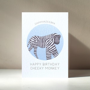 Tarjeta de felicitación personalizada A6 "Chimpancé-cebra" con ilustraciones de mezclas de chimpancé y cebra, mono travieso y amoroso para cumpleaños. Beneficia a una organización benéfica.