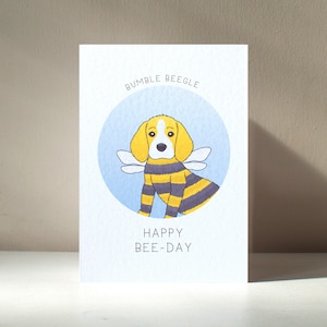 Biglietto d'auguri illustrato personalizzato "Bumble Beegle" in formato A6, con scritta Animixtures Bee Beagle, per anniversario, compleanno e amore – Benefici di beneficenza